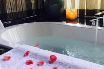 南京建邺区水疗池中的失重冥想：当身体学会漂浮